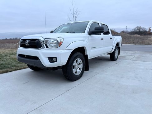 Used 2013 Toyota Tacoma Pickup 4D 5 ft image 13