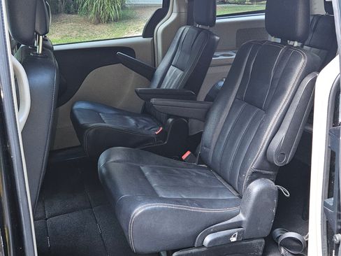 Used 2016 Chrysler Town & Country Touring image 8