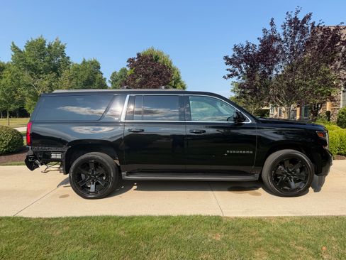 Used 2017 Chevrolet Suburban LT w/ Luxury Package AWD/4WD image 6