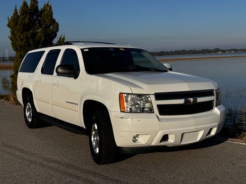 Used 2009 Chevrolet Suburban LT image 1