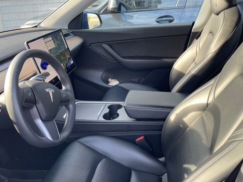 Used 2022 Tesla Model Y Long Range image 11