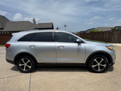 Used 2016 Kia Sorento EX FWD image 2