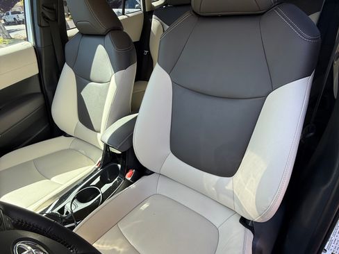 Used 2022 Toyota Corolla Cross XLE w/ Convenience Package AWD/4WD image 8