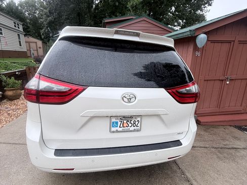 Used 2020 Toyota Sienna XLE Premium FWD image 9