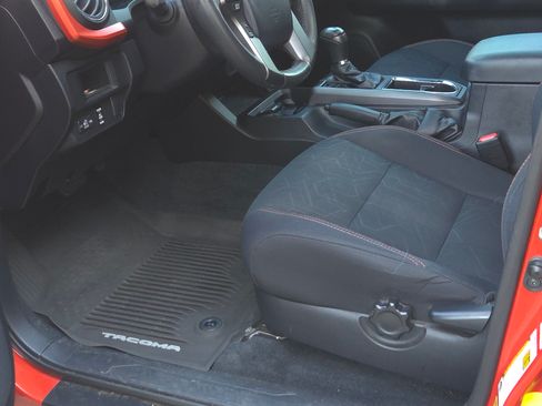 Used 2016 Toyota Tacoma TRD Sport image 9