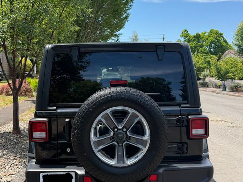 Used 2018 Jeep Wrangler Unlimited Sahara AWD/4WD image 8