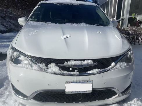 Used 2019 Chrysler Pacifica Touring-L w/ Advanced Safetytec Group image 4