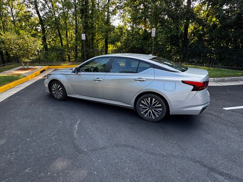 Used 2023 Nissan Altima 2.5 SV FWD image 8
