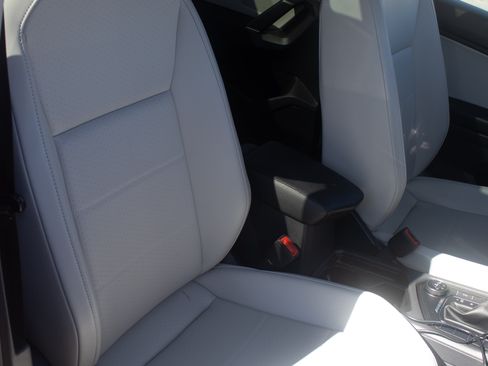 Used 2018 Volkswagen Tiguan SE w/ Panoramic Sunroof Package image 9