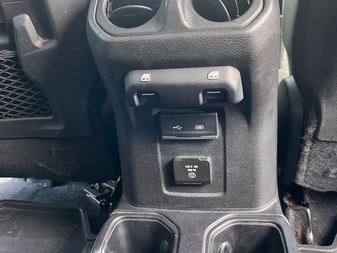 Used 2018 Jeep Wrangler Unlimited Rubicon w/ Dual Top Group AWD/4WD image 27