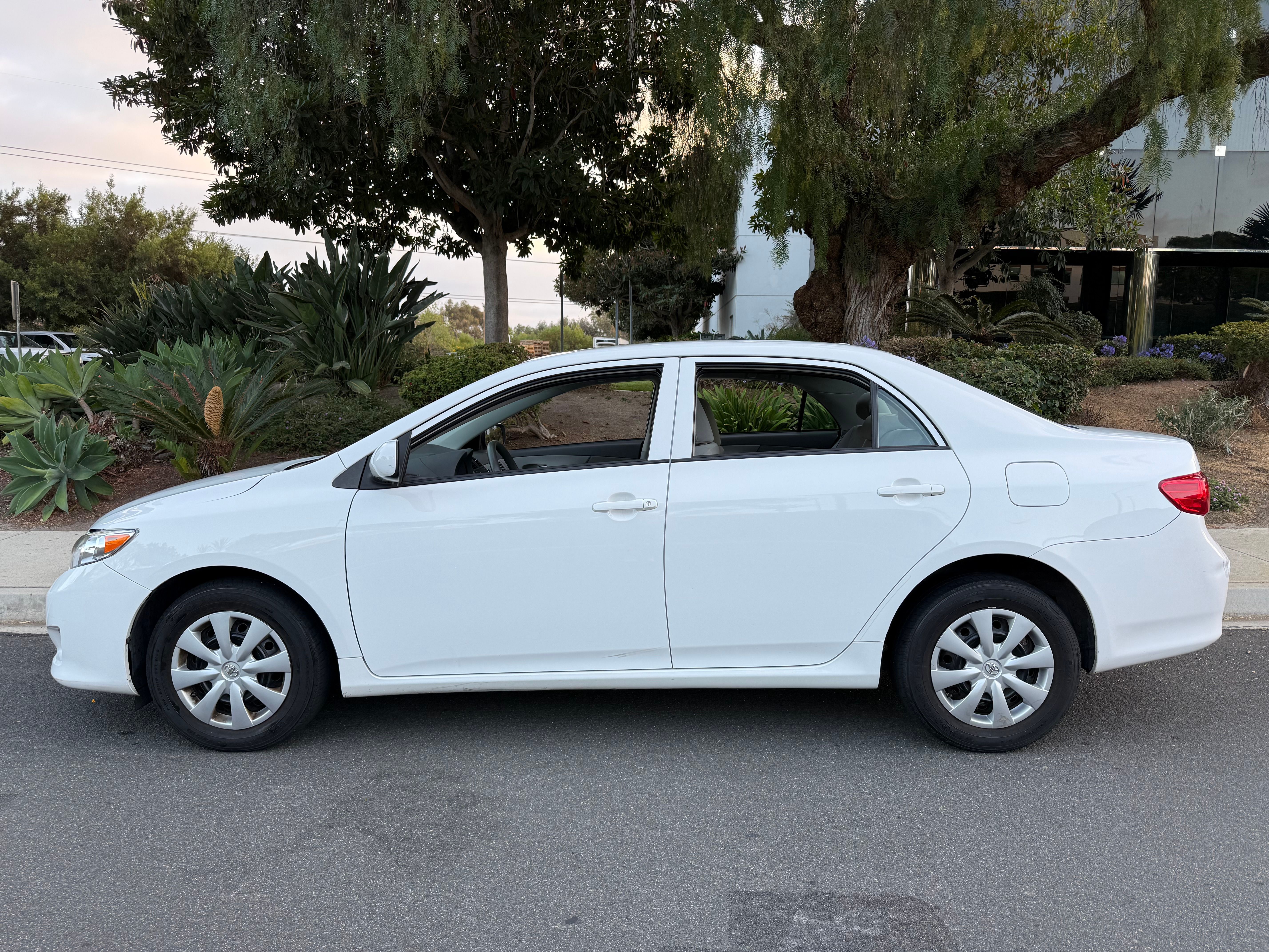 Used 2010 Toyota Corolla LE FWD image 2