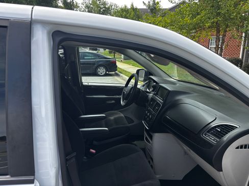 Used 2018 Dodge Grand Caravan SE w/ UConnect Hands-Free Group FWD image 6