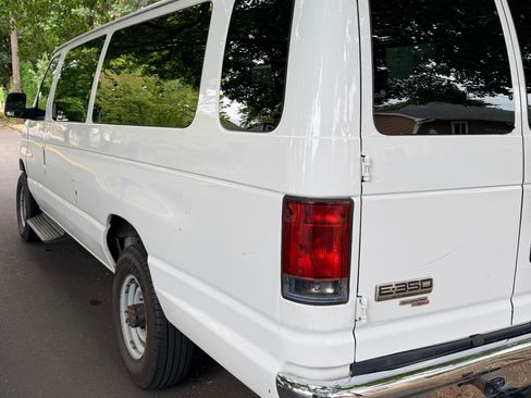 Used 2006 Ford E-350 and Econoline 350 XLT RWD image 11