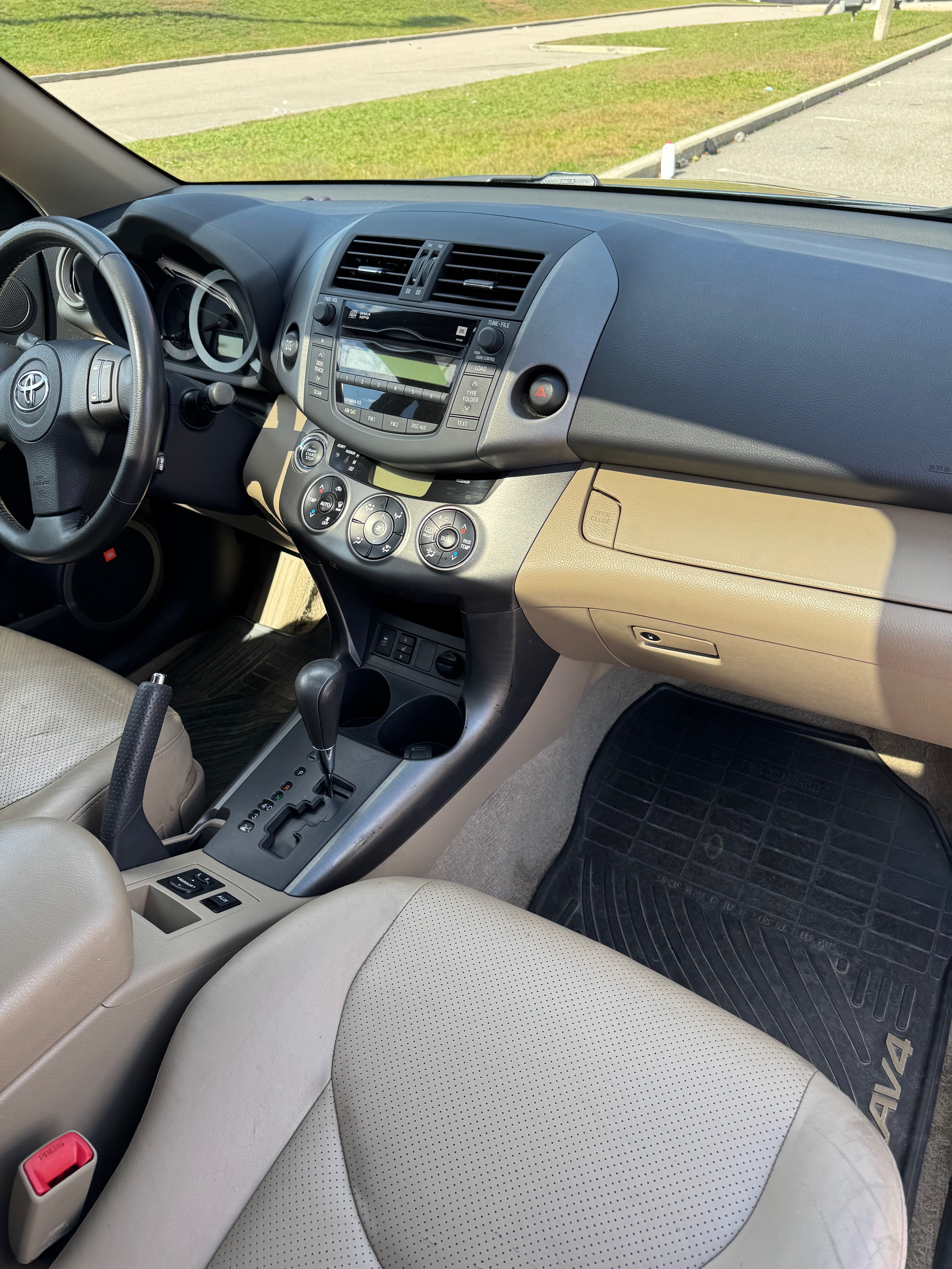 Used 2010 Toyota RAV4 Limited AWD/4WD image 17