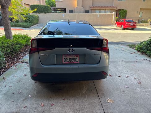 Used 2020 Toyota Prius LE image 6