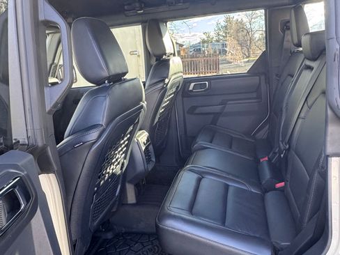 Used 2025 Ford Bronco Badlands image 13