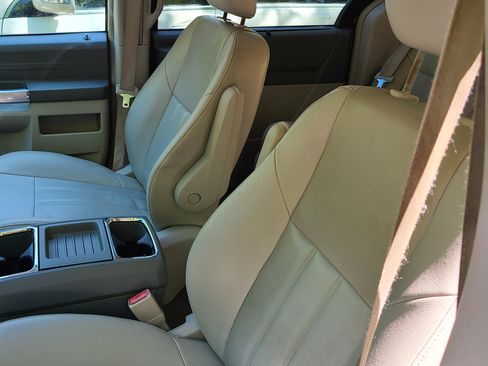 Used 2008 Chrysler Town & Country Touring image 17