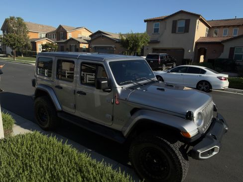 Used 2018 Jeep Wrangler Unlimited Sahara image 5