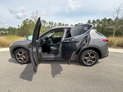 Used 2018 Alfa Romeo Stelvio AWD image 9