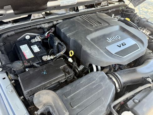 Used 2018 Jeep Wrangler Sahara w/ Connectivity Group image 17