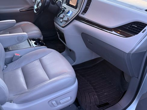 Used 2015 Toyota Sienna XLE w/ XLE Navigation Package FWD image 13