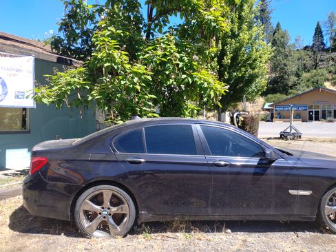 Used 2011 BMW 750i image 2