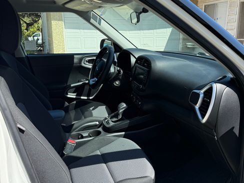 Used 2022 Kia Soul LX image 13