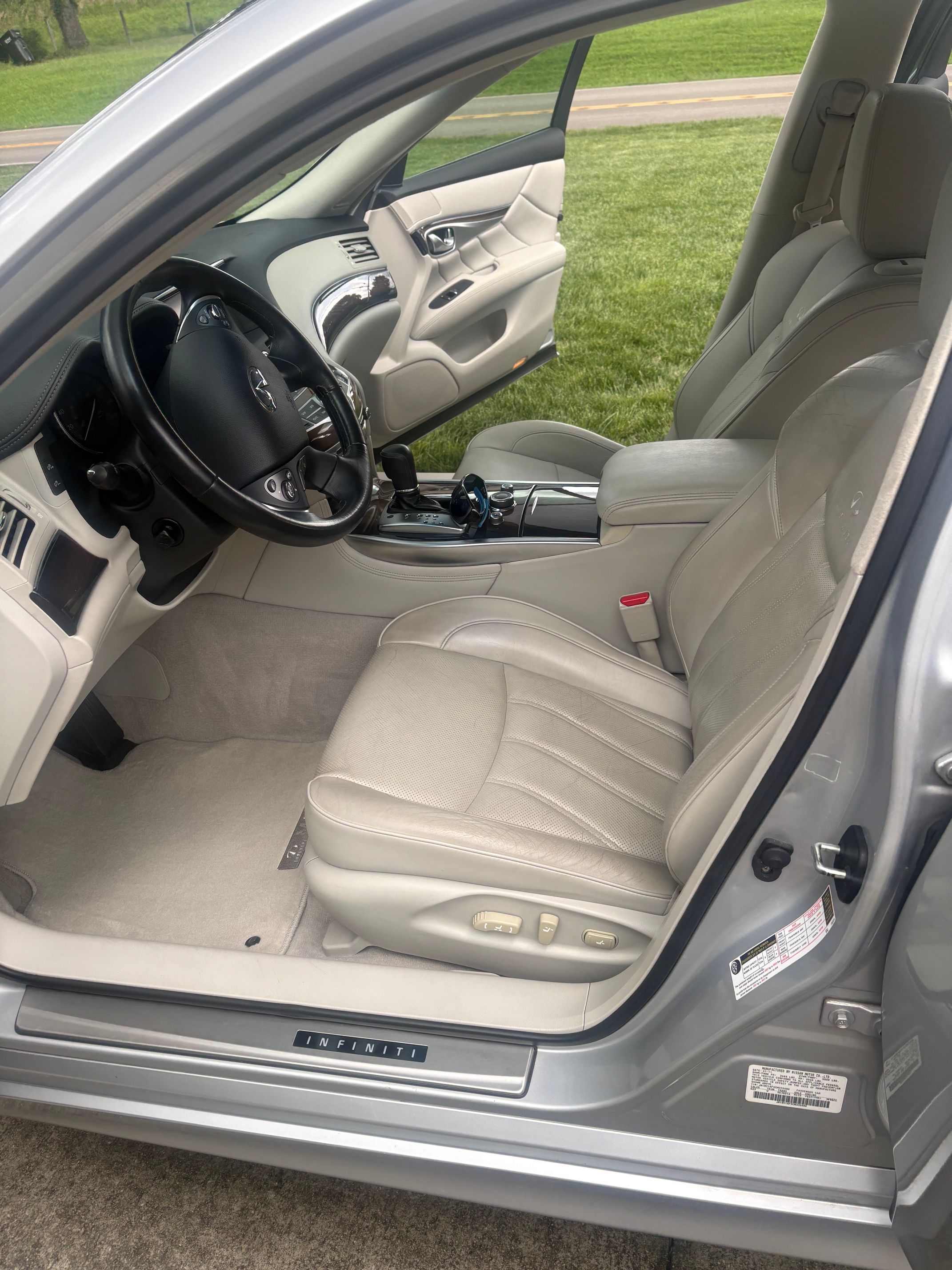 Used 2012 INFINITI M37 w/ Deluxe Touring Pkg RWD image 1