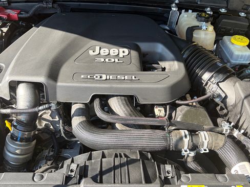 Used 2021 Jeep Wrangler Unlimited Sahara AWD/4WD image 17