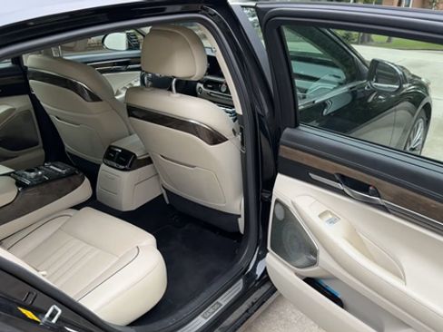 Used 2017 Genesis G90 3.3T Premium RWD image 6