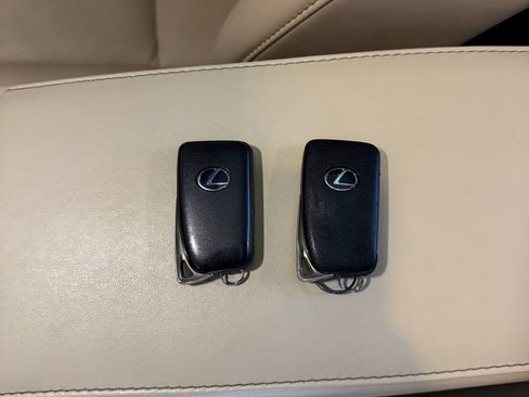 Used 2016 Lexus ES 300h w/ Navigation System Package image 20