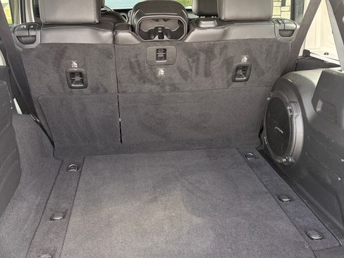 Used 2018 Jeep Wrangler Unlimited Sahara AWD/4WD image 10