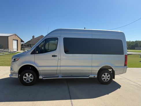 Used 2023 Mercedes-Benz Sprinter 2500 image 4