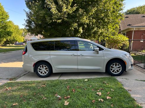 Used 2020 Chrysler Pacifica Touring-L FWD image 1