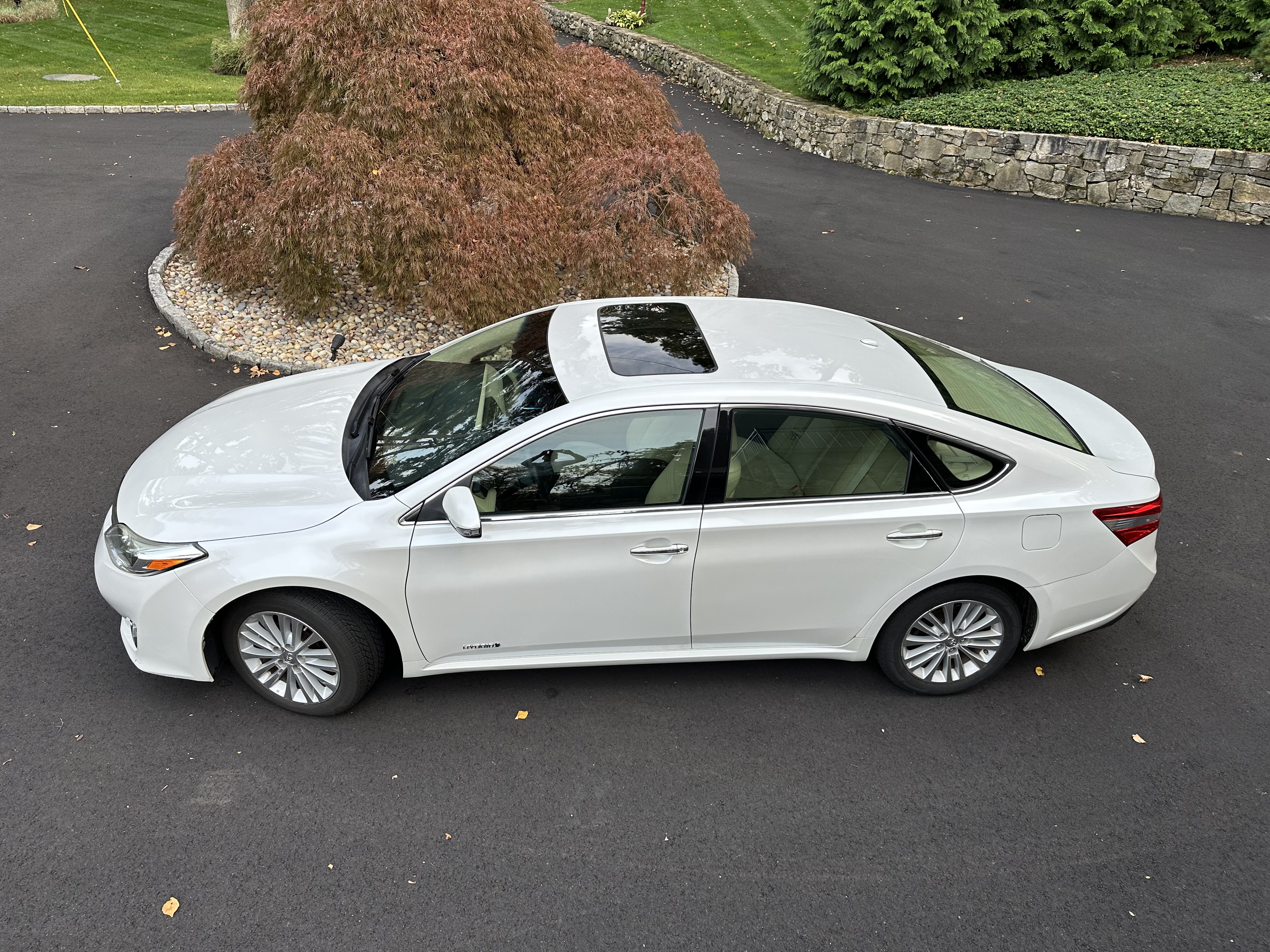 Used 2013 Toyota Avalon XLE Touring FWD image 2