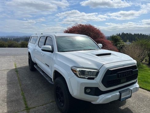 Used 2018 Toyota Tacoma TRD Sport image 1