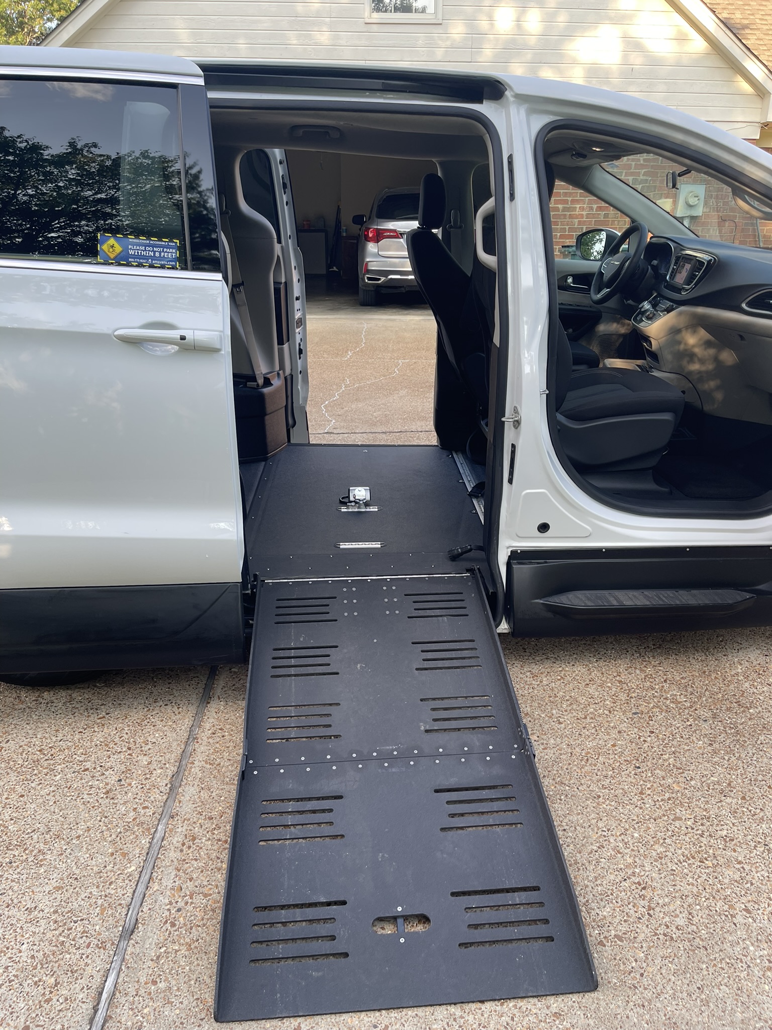 Used 2022 Chrysler Voyager LX FWD image 6