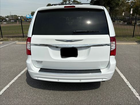 Used 2015 Chrysler Town & Country Touring-L w/ Driver Convenience Group image 4