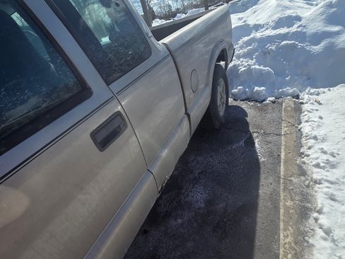 Used 2003 Chevrolet S10 Pickup LS image 5