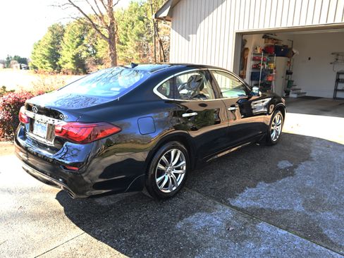 Used 2018 INFINITI Q70 Luxe w/ Cargo Package image 5