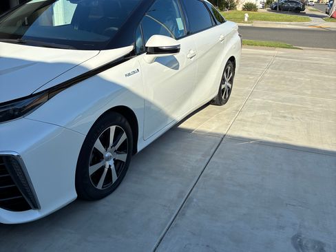 Used 2019 Toyota Mirai FWD image 6