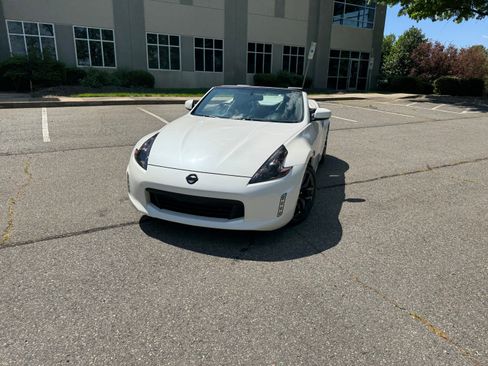Used 2015 Nissan 370Z Touring image 8