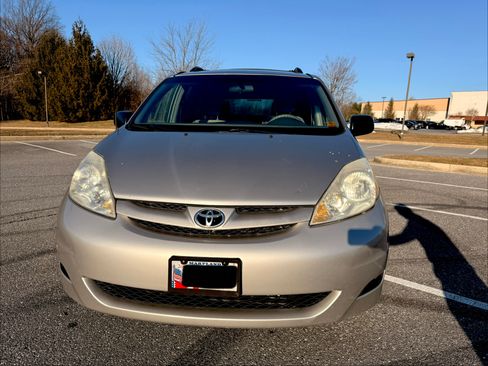 Used 2009 Toyota Sienna LE image 2