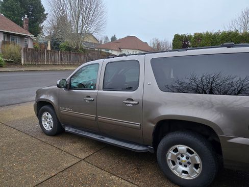 Used 2011 Chevrolet Suburban LT image 6