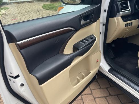 Used 2016 Toyota Highlander Limited Platinum image 15