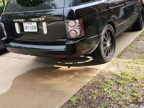 Used 2011 Land Rover Range Rover HSE image 2