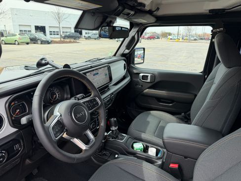 Used 2024 Jeep Wrangler Unlimited Sahara image 11