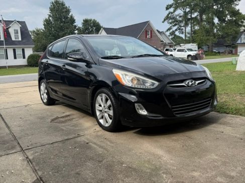 Used 2014 Hyundai Accent SE w/ Option Group 3 FWD image 1