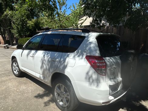 Used 2012 Toyota RAV4 4WD w/ Upgrade Value Pkg image 4