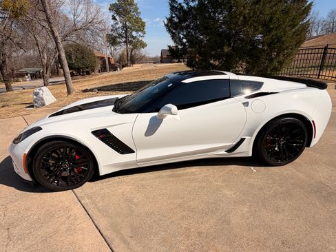 Used 2015 Chevrolet Corvette Z06 w/ 3LZ Preferred Equipment Group image 1